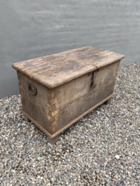 Prachtige oude doorleefd houten kist dekenkist Salontafel bijzettafel Sidetable landelijk stoer