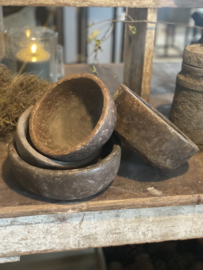 Oud bruin stenen bak klein  bakje bakken voerbak voerbakje schaal schaaltjes stoer landelijk robuust