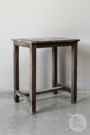 Oud vergrijsd houten tafel tafeltje tafeltjes  bijzettafeltje salontafel kindertafeltje school euro bureau landelijk stoer vintage
