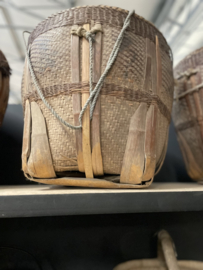 Prachtige grote oude vergrijsd houten mand  met touw stoer landelijk vintage