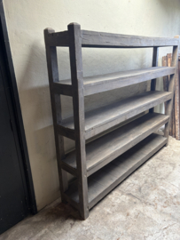 Stoere hoge oude houten kast schoenenrek keukenrek keukenkast legplanken landelijk industrieel vintage robuust boekenkast schap rek grof stoer hout