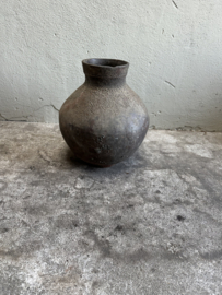 Prachtige vergrijsd antieke claypot Nepal kruik stenen vaas pot landelijk stoer sober vintage 42 x 35 cm