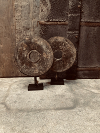 Oud vergrijsd houten wiel rond ornament in standaard rond ornament doorleefd landelijk op pin