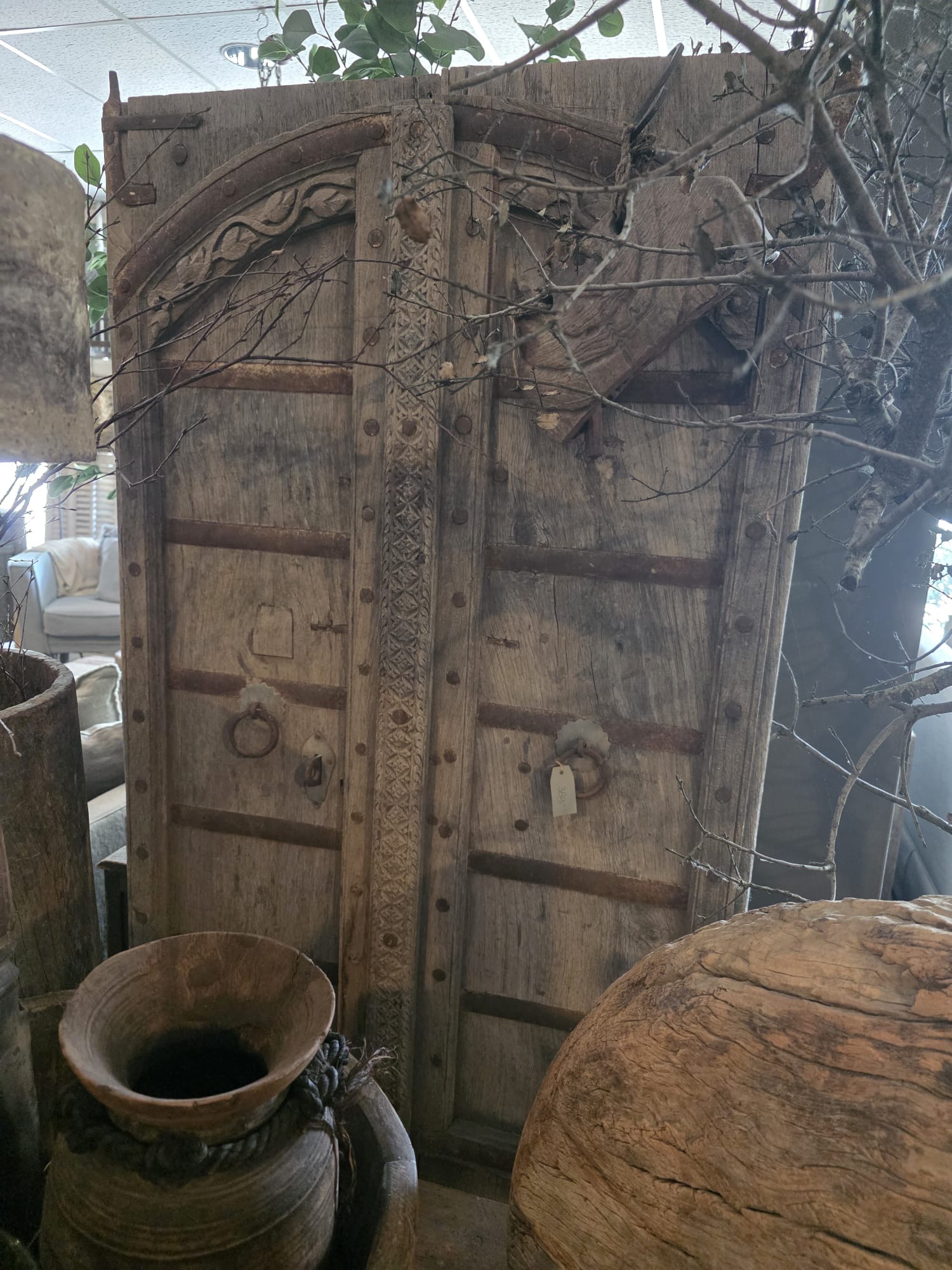 Stoere vergrijsd houten oude deur poort Luik op voet  standaard staand scherm kamerscherm Roomdivider  landelijk stoer industrieel urban zwart grijs met roestbruin metalen details beslag