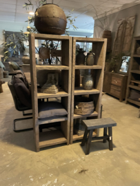 Stoere hoge smalle oude vergrijsd houten kast railway keukenkast roomdivider kamerscherm boekenkast legplanken schap rek winkel truckwood landelijk robuust boekenkast 160 x 50 x D35 cm schap handdoeken badkamer keuken rek grof stoer hout SEP