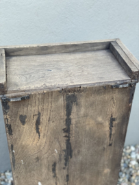 Oud rustiek verweerd vergrijsd houten kastje landelijk stoer sober