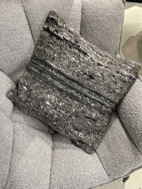 Lifestyle Heel stoer kussen zwart grijs beige bruin inclusief vulling landelijk robuust