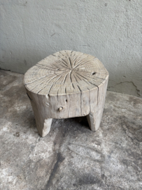 Kleine grof vergrijsd houten kruk krukje bijzettafeltje tafeltje stronk boomstam