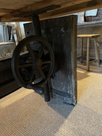 Stoere zware industriele houten tafel bar werktafel eettafel in hoogte verstelbare bartafel countertafel landelijk vintage met metalen wiel en details 220 x 100 cm