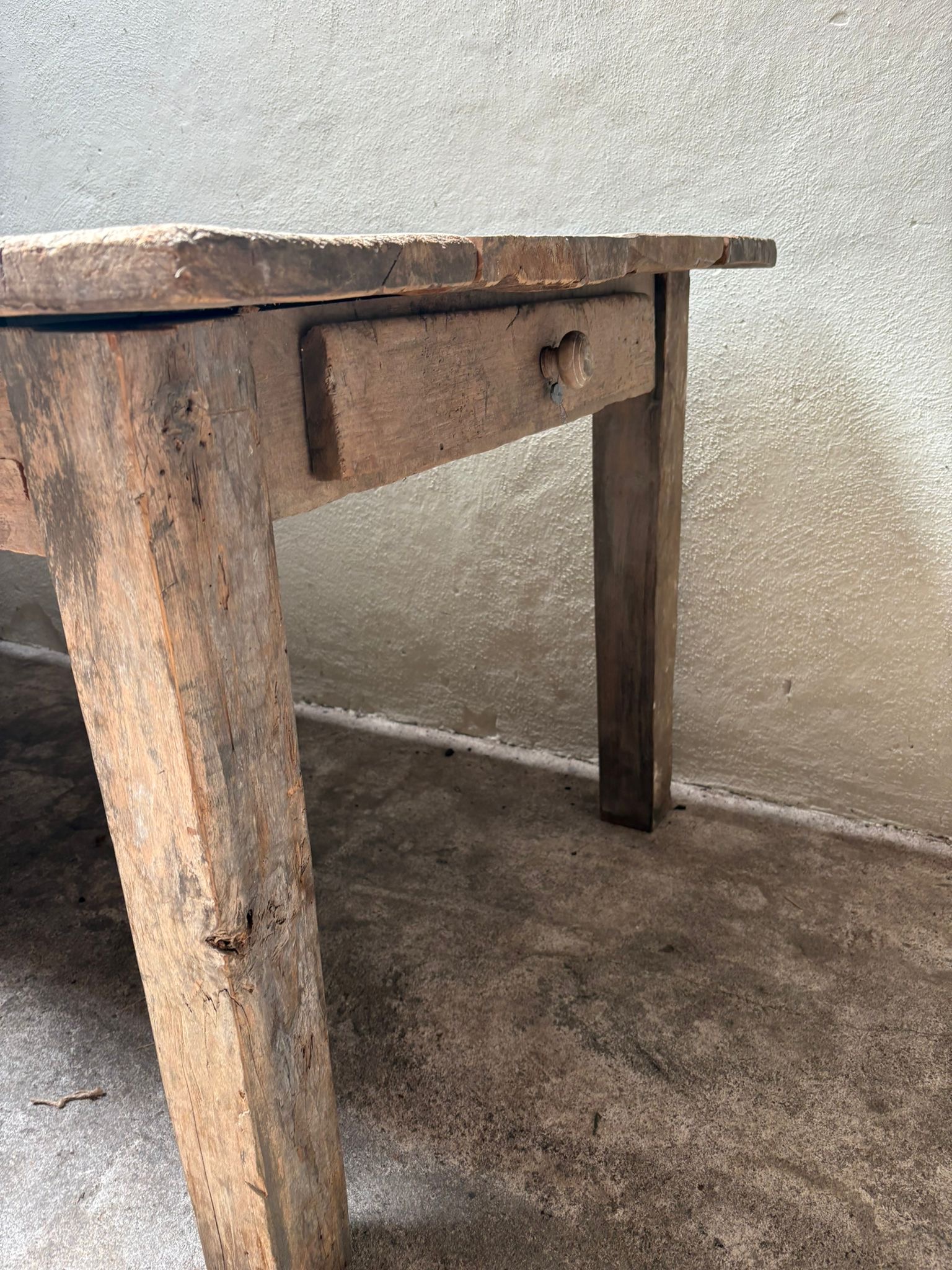 Oude vergrijsd houten tafel eettafel met 2 grote lades blokpoten boerentafel kloostertafel Hoffz  werkbank buro bureau werkbank landelijk stoer 201 x 99 cm uniek grof nerf