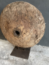 Uniek groot vergrijsd houten wiel eye-catcher landelijk hout industrieel vintage urban ornament op statief, zeer indrukwekkend