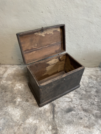 Oude vergrijsde grijs zwart houten kist dekenkist bijzettafel salontafel kistje landelijk stoer sober industrieel vintage