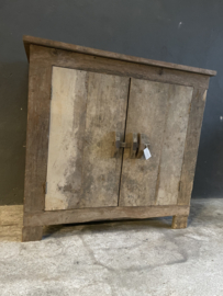 Stoere oude vergrijsd  houten truckwood kast met klos klosje aura Peeperkorn kastje dressoir houten oud hout commode landelijk stoer robuust 2 deuren aura Peeperkorn