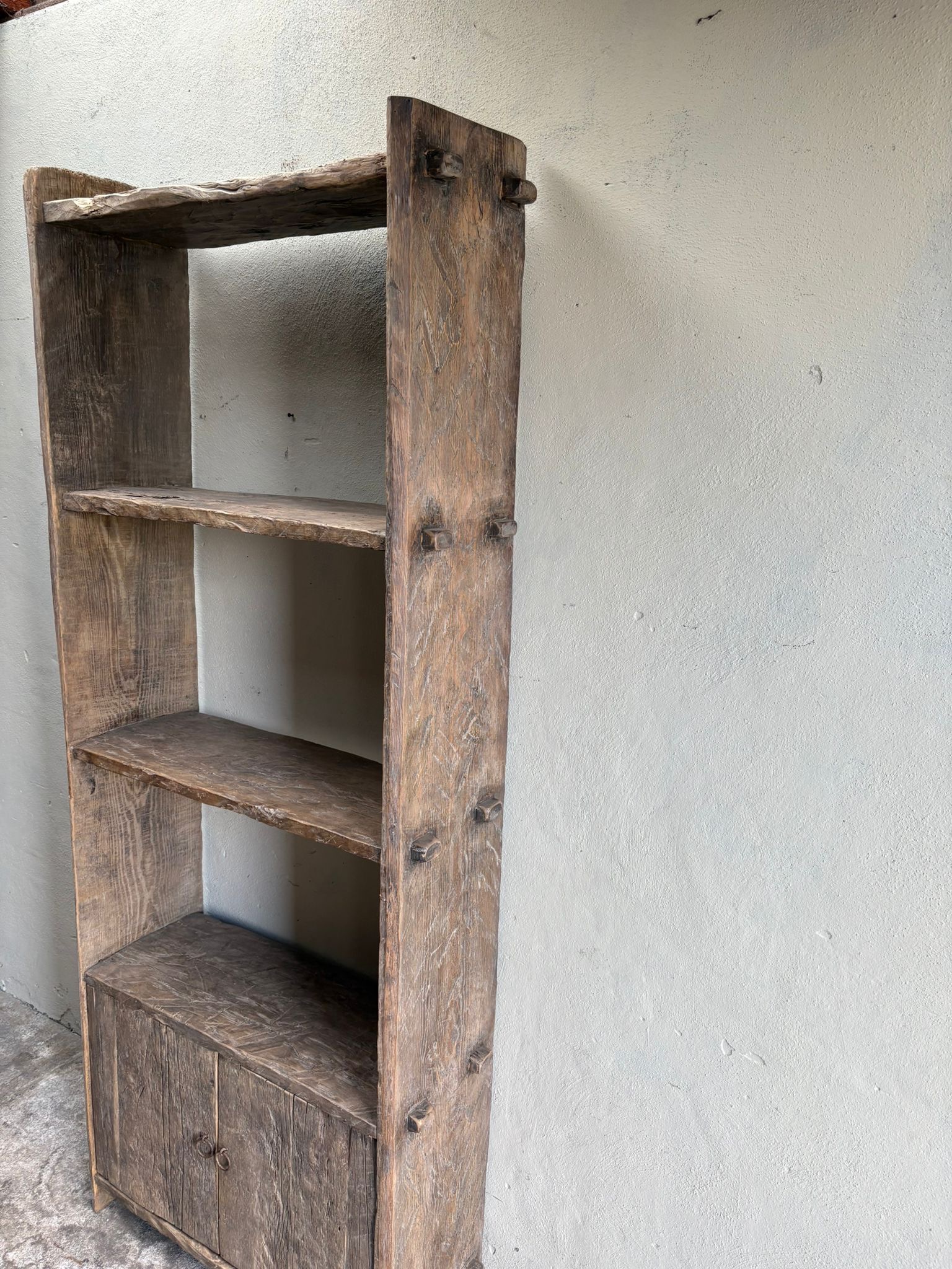Hele gave oude hoge oud vergrijsd houten kast boekenkast met deurtjes H220 x B85 x 34 cm landelijk stoer