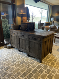 Heel gaaf oud stoer doorleefd houten kookeiland keukeneiland keukenblok kast dressoir landelijk vintage industrieel werkbank
