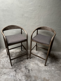 Barkruk met armleuningen houten onderstel en bruine stoffen bekleding hoog model zithoogte 78 cm