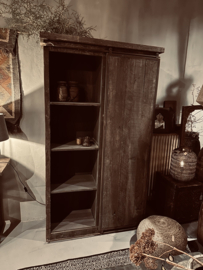 Stoere grote oud vergrijsd houten truckwood Railway kast met schuifdeur en 4 lades 212 x 121 x 46 cm keukenkast oud hout landelijk stoer industrieel