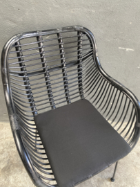 Zwarte Vintage rotan rieten stoel fauteuil landelijk industrieel metalen onderstel zwart stoer jaren '70 retro rieten lounge urban tuinstoel
