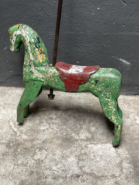 Heel leuk groot uniek oud houten paard van carrousel aan ijzeren stang vintage