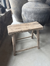Grote grove vergrijsd houten kruk zadelkruk tafeltje bankje landelijk stoer J120