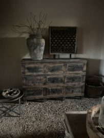 Enorme grote oude stoere houten ladenkast dressoir sideboard Sidetable kast landelijk industrieel donkerbruin vergrijsd vintage