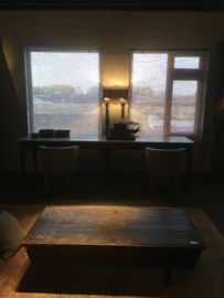 Aura Peeperkorn Enorme grote lange Stoere oude houten tafel bureau buro eettafel sidetable werktafel werkbank kookeiland zinken blad industrieel landelijk stoer grijs grijsbruin metaal hout