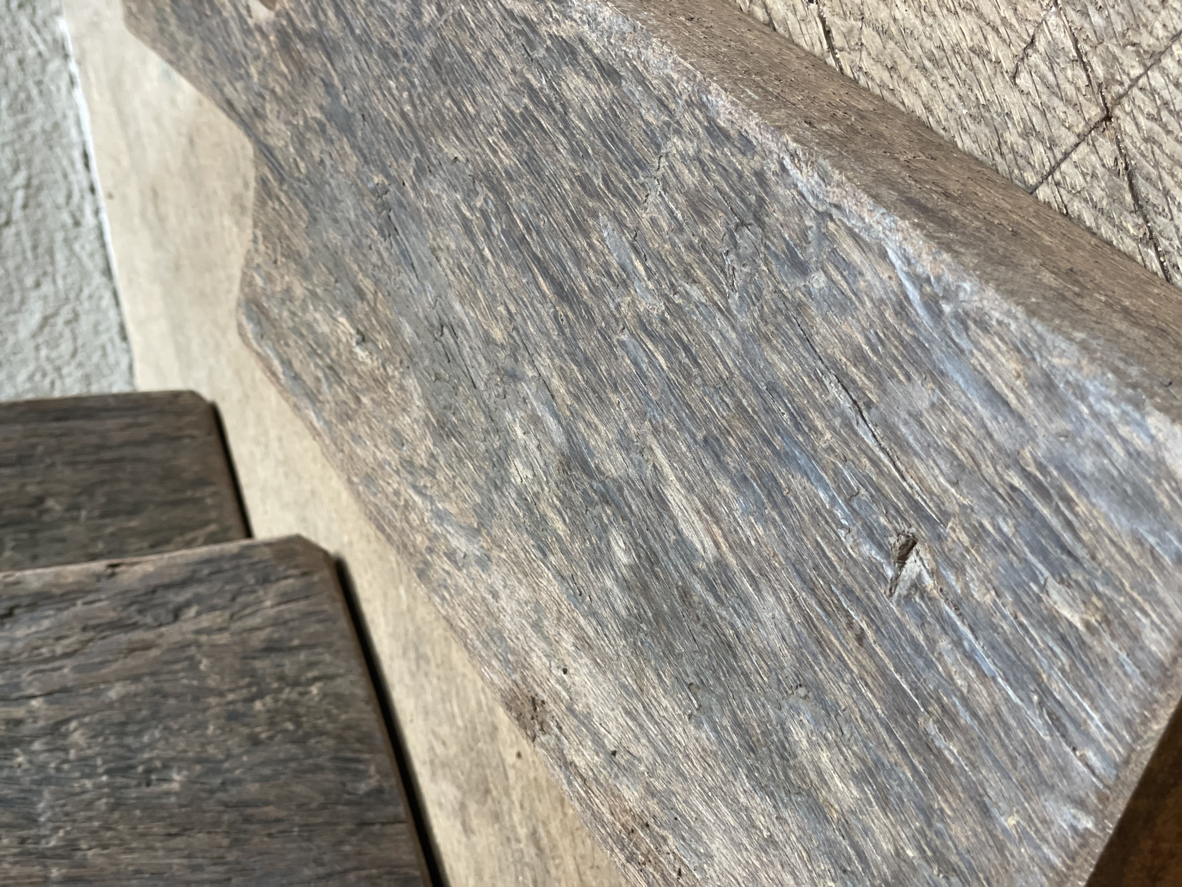 Hele stoere dikke oud houten plank planken snijplank borrelplank tapas kaasplank broodplank met jute touw landelijk