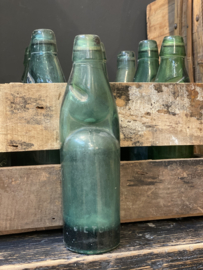 Oud houten kratje met Orginele oude groen blauwige glazen flesjes vintage