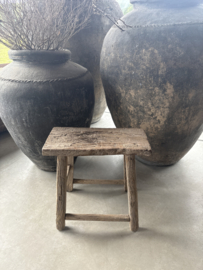 Grote grove vergrijsd houten kruk zadelkruk tafeltje bankje landelijk stoer J127