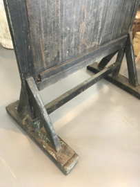 Gaaf origineel groot  houten schoolbord krijtbord op voet staand reclamebord uitzetbord straatbord hardhout zwart kamerscherm roomdivider bord scherm paneel landelijk industrieel vintage