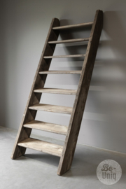 Stoere stevige originele oud doorleefd vergrijsd houten trap ladder opkamer hooizolder wandrek Sidetable rechte steektrap vide vliering zolder kelder opkamer kast landelijk rek schap zoldertrap boerderij industrieel stoer 245 x 83 cm
