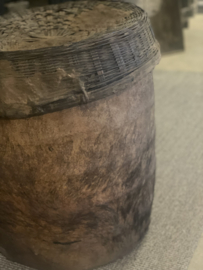 Hele gave oude grote doorleefd vergrijsde  Leemmand met leer  mand riet rieten basket landelijk stoer klei