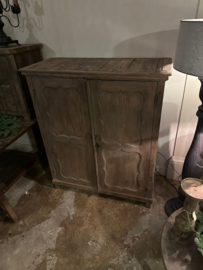 Vergrijsd houten 2 deurs kast kastje biedemeijer landelijk stoer brocant 130 x 110 x 50 cm