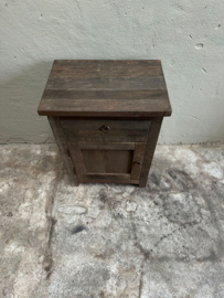Oud vergrijsd houten kastje nachtkastje nachtkastjes hout ladekastje ladekastjes kastjes tafel tafeltje halkastje landelijk bijzettafel bijzettafeltje