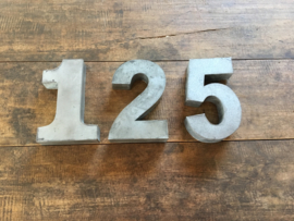 Zinken verzinkte letter  F nummers cijfers huisnummer  huisnummers letters industrieel  UITVERKOOP LAATSTE landelijk  zink verzinkt metaal metalen