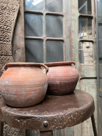 Oude terracotta stenen pot vaas kruik met oortjes landelijk oosters boho kelim vintage