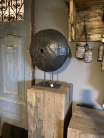 Oud groot zwart rond houten wiel ornament spoel op voet standaard landelijk stoer industrieel vintage