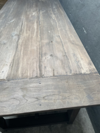 Stoere oude vergrijsd teakhouten houten tafel eettafel 240x100cm blokpoten werkbank werktafel boerentafel eettafel staltafel