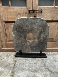 Hele stoere grote vergrijsde grijze stenen ornament molensteen vensterbank raamdecoratie sober beige grijs maalsteen sober landelijk