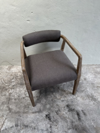 Prachtige vergrijsd houten stoel stoelen met bruine stoffen zitting armleuning fauteuil landelijk