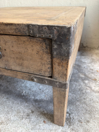 Hele bijzondere unieke oude vergrijsd houten salontafel vierkant met 4 lades landelijk stoer hout met metalen details 89 x 88 x H42 cm