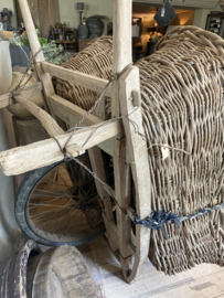 Gave Orginele oude houten kar met 2 vergrijsde manden bakker bakkers kruiwagen winkeldisplay bakker bakkerskar winkelkast eye-catcher uniek reclame object