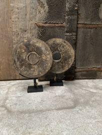 Oud vergrijsd houten wiel rond ornament in standaard rond ornament doorleefd landelijk op pin