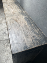 Groot oud doorleefd vergrijsd houten dressoir boerenkast keukenkast keukenblok kastenwand sideboard keukenkast kast sidetable 6 deurs  landelijk werkbank toonbank