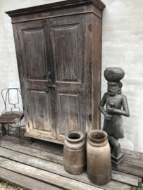 Prachtige grote oude vergrijsd houten kast 2 deurs linnenkast landelijk sober industrieel stoer oud hout houten