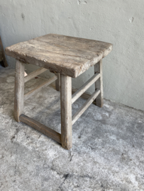 Vergrijsd houten kruk bijzettafel tafel tafeltje landelijk stoer