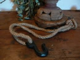 Bruine gietijzeren haak aan grof jute touw 70 cm landelijk stoer industrieel