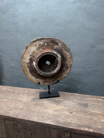 Oud groot rond houten ornament wiel grinder karrenwiel karrewiel op voet landelijk stoer vintage