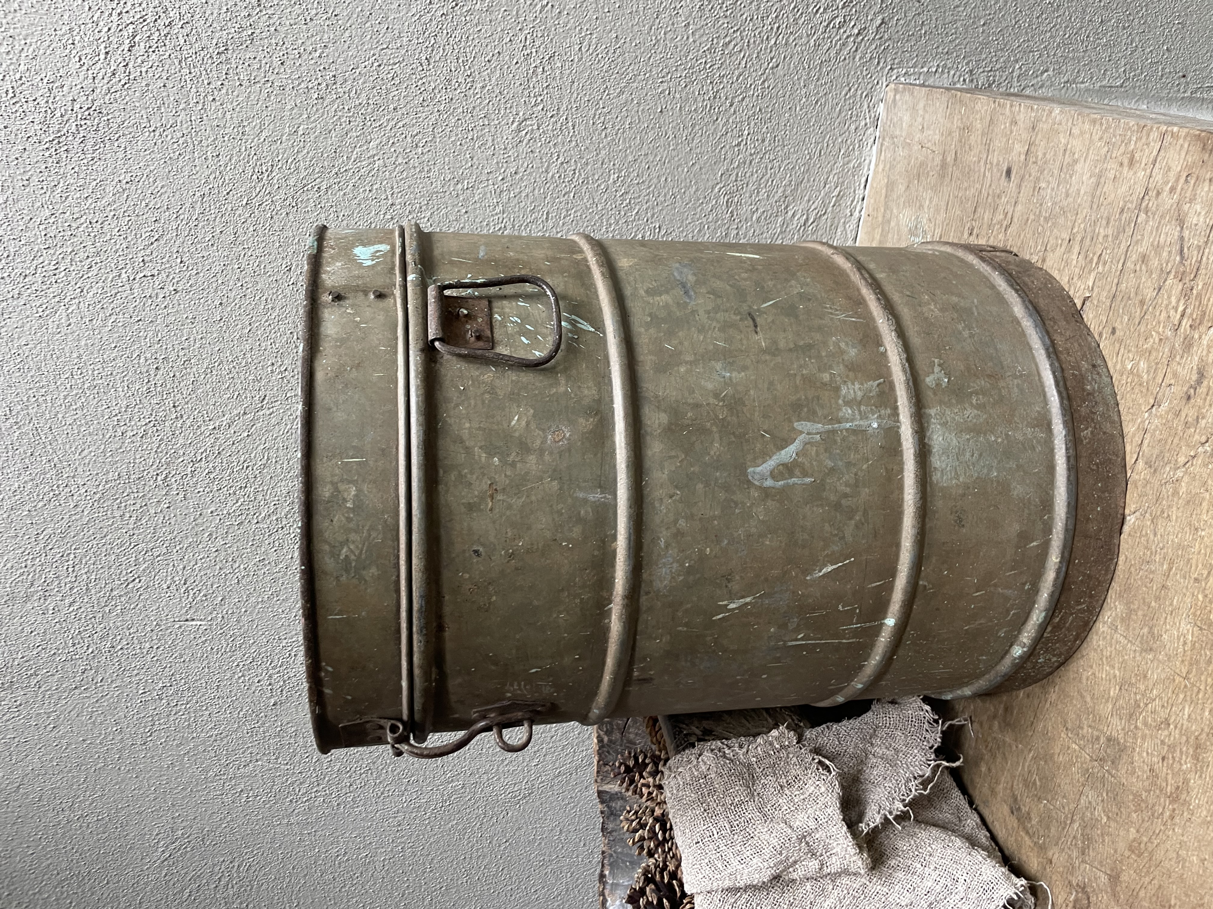 Oude metalen ton tonnetje prullenbak vuilnisbak vintage bloempot bloembak groot olievat vat kruk bijzettafel voorraad blik trommel industrieel vintage  bakje ton rijstton graanton rijstbak vat emmer met deksel