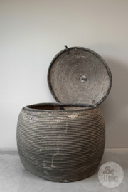 Prachtige unieke grote orginele oude grijze vergrijsde mand 90 cm doorsnede dessert basket met deksel landelijk stoer sober vintage uniek desert